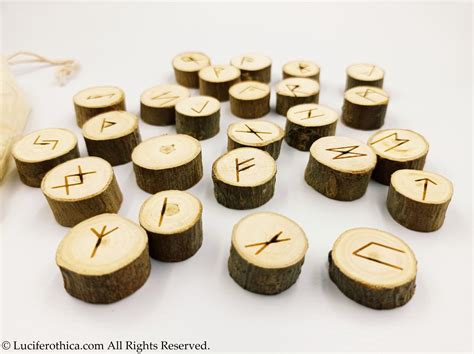 Woodej rune set